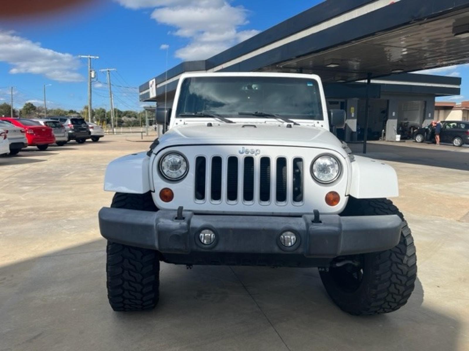 2017 WHITE JEEP WRANGLER UNLIMITED S Unlimited Sahara 4WD (1C4BJWEGXHL) with an 3.6L V6 DOHC 24V FFV engine, located at 8101 E. Skelly Dr., Tulsa, OK, 74129, (918) 592-3593, 36.121891, -95.888802 - Photo #3